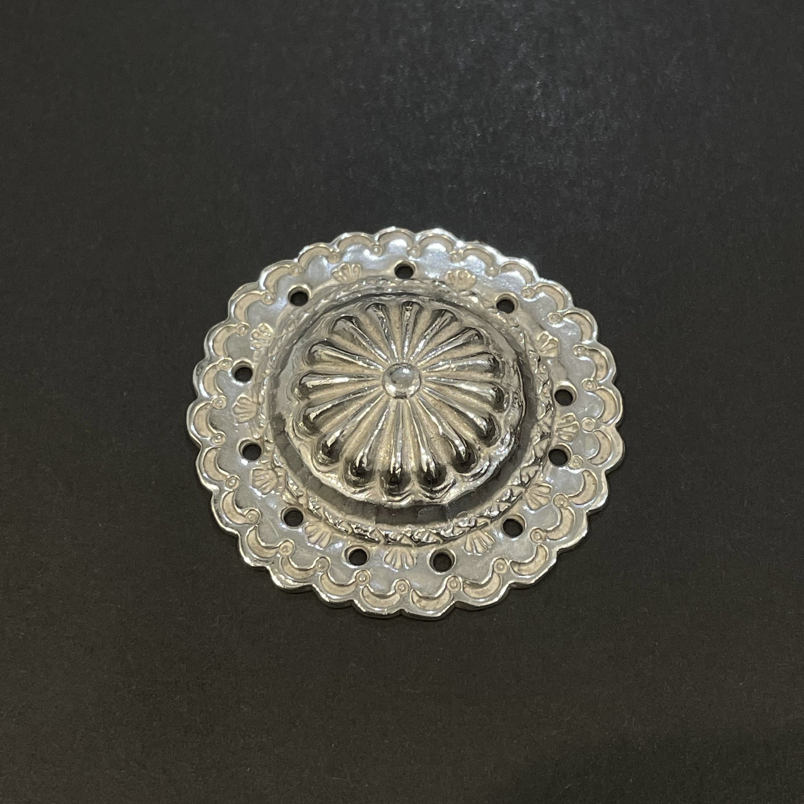 ゴローズgoro's丸形フラワーコンチョ goro's（ゴローズ） K18付 フラワーコンチョ 横 シルバー/ゴールド