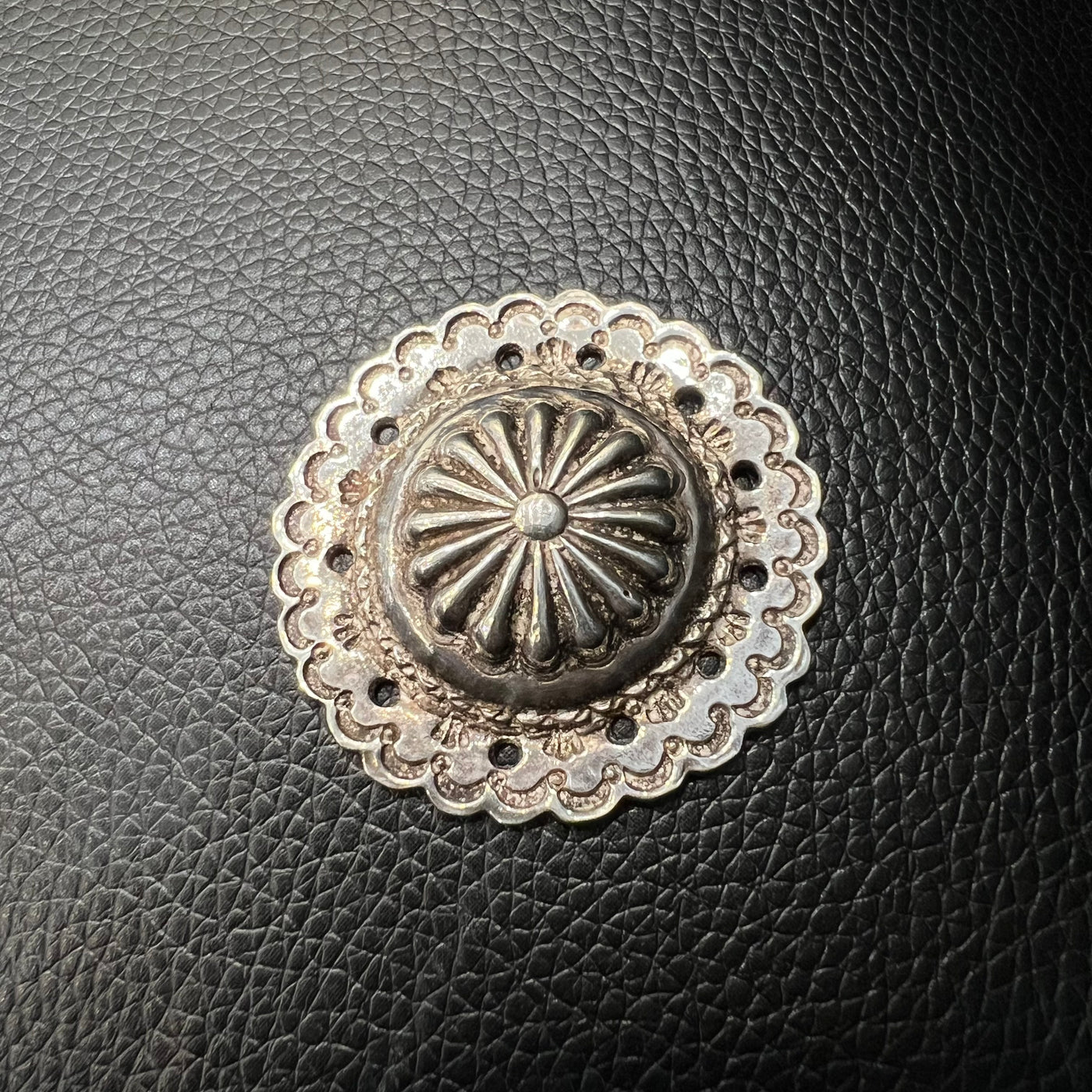 ゴローズ goro's SVフラワーコンチョ(大)