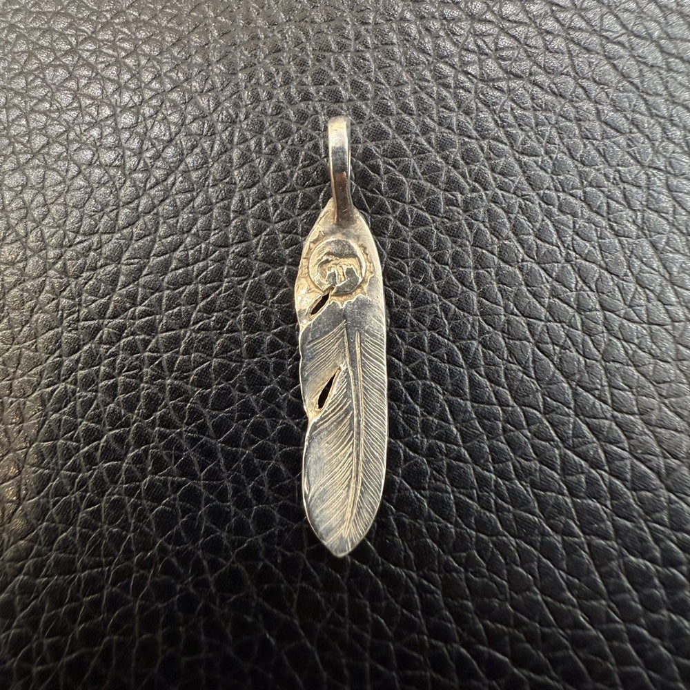 イボ金金爪特大フェザー金太陽メタル鹿紐赤ビーズ 特大金爪フェザーK18メタル付き（左向き）74mmタイプ – GOD SUNS